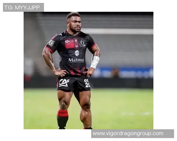 足球明星肌肉对比分析揭示运动员体型与表现的关系